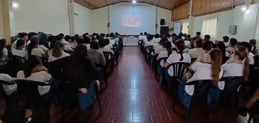 Alumnos durante la charla con Juego responsable.