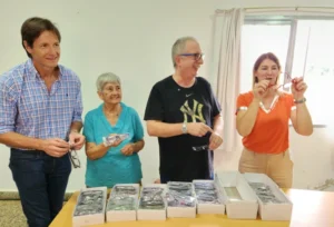 Decut, Passalacqua y Celia Smiak entregan sus anteojos a vecina durante el operativo Mirar mejor.
