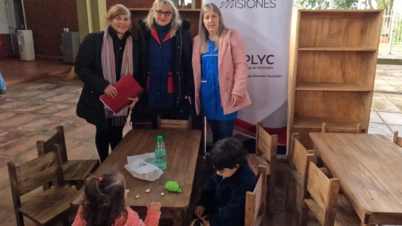 Kits de mobiliario entregados a los NENI de Alba Posse por IPLyC Social.