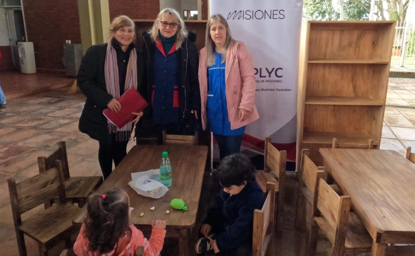 Kits de mobiliario entregados a los NENI de Alba Posse por IPLyC Social.