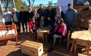 Autoridades y colaboradores del operativo PAS en General Urquiza con los kits de mobiliario.