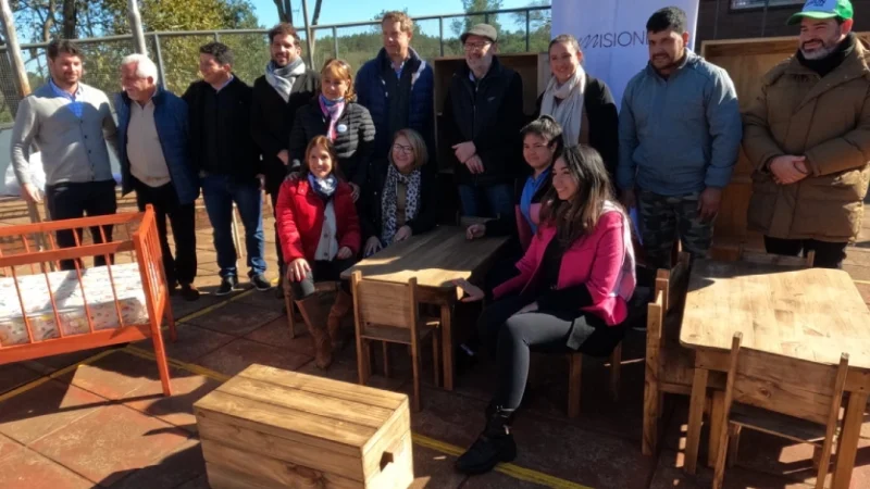 Autoridades y colaboradores del operativo PAS en General Urquiza con los kits de mobiliario.