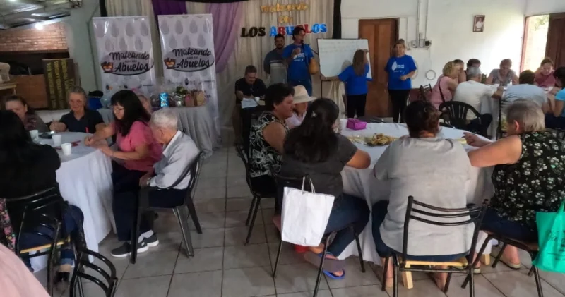 Grupos de abuelos participando del sorteo del Bingo del Mateando - El Alcázar