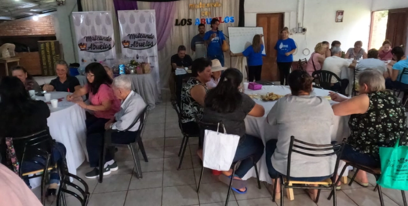 Grupos de abuelos participando del sorteo del Bingo del Mateando - El Alcázar