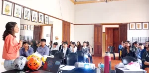Alumnos y docentes durante la entrega de premios del concurso “Apuestas online: tu salud ya está en juego”.
