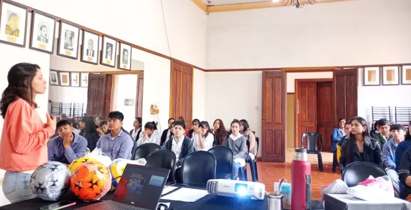 Alumnos y docentes durante la entrega de premios del concurso “Apuestas online: tu salud ya está en juego”.