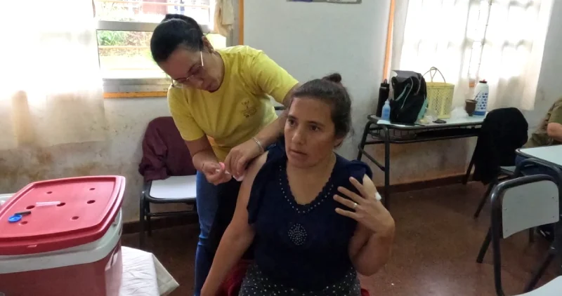 Mujer recibe vacunación,, Operativo Estamos con Vos en 25 De Mayo.