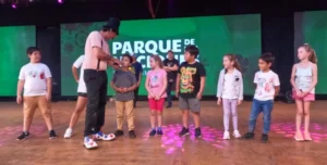 Poca Sopa charla con los niños en la Fiesta Nacional del Inmigrante.