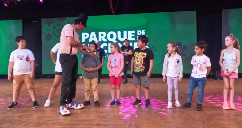 Poca Sopa charla con los niños en la Fiesta Nacional del Inmigrante.