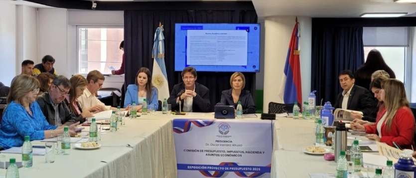 Héctor Decut presentando el Informe de Gestión 2024 en la Comisión de Presupuesto de la Cámara de Representantes.