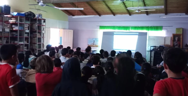 Alumnos de la Escuela 406 de Aristóbulo Del Valle durante la charla de prevención.