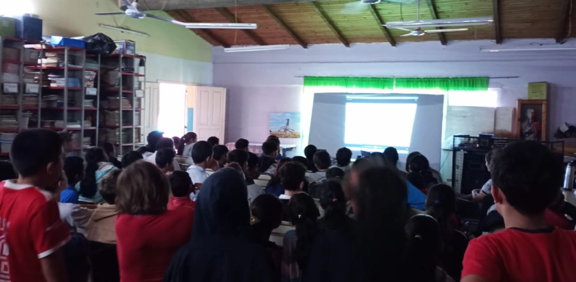 Alumnos de la Escuela 406 de Aristóbulo Del Valle durante la charla de prevención.
