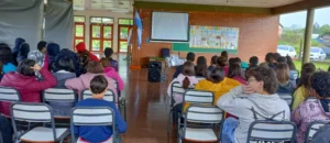 Alumnos del CEP 29, de Arroyo Del Medio durante las charlas de prevención - Juego Responsable.