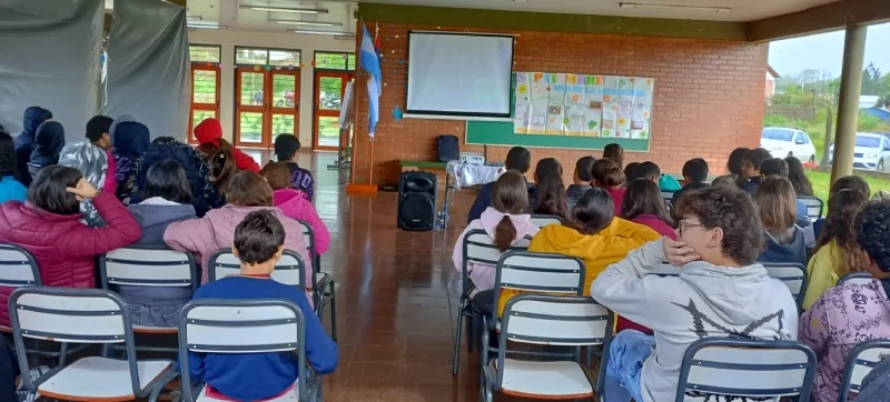 Alumnos del CEP 29, de Arroyo Del Medio durante las charlas de prevención - Juego Responsable.