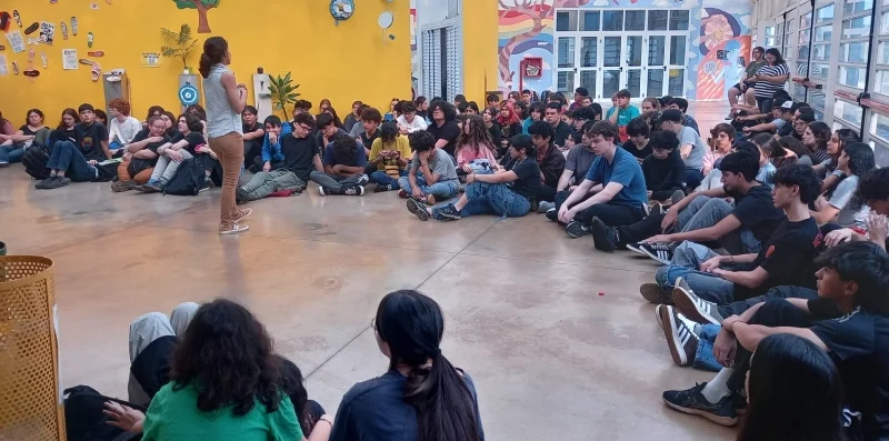 Alumnos de la Escuela de Innovación durante la charla de prevención de adicciones.