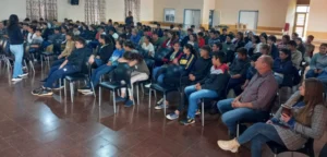 Juego Responsable en Colonia Aurora con alumnos del IEA 9 durante la charla.
