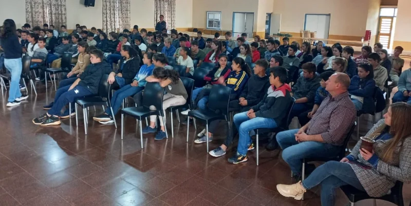 Juego Responsable en Colonia Aurora con alumnos del IEA 9 durante la charla.