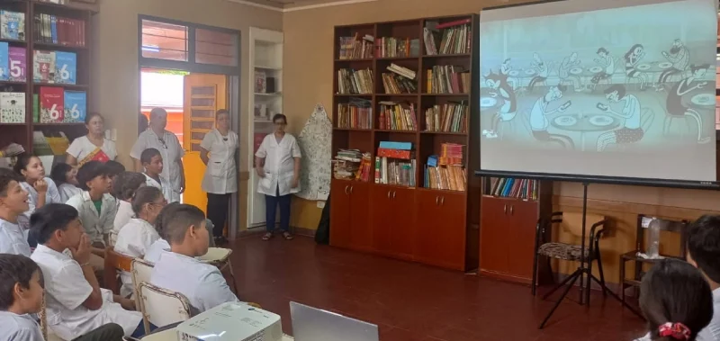 Alumnos de la Escuela 781, durante la charla de prevención. Juego Responsable en Oberá.