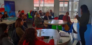 Docentes de la escuela de robótica durante la charla y capacitación.