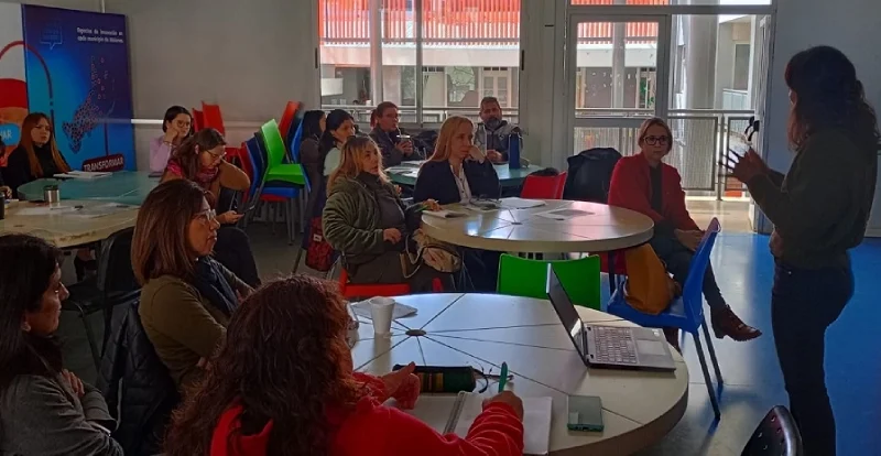 Docentes de la escuela de robótica durante la charla y capacitación.