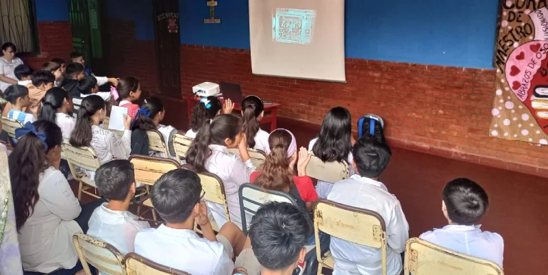 Alumnos de la Escuela 140 de Santo Pipó durante la charla de prevención de adicciones.
