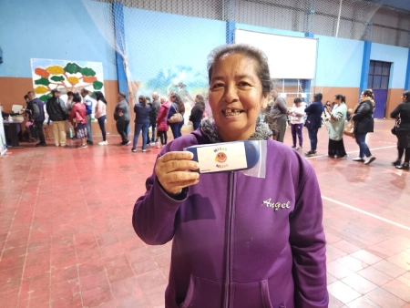 Señora muestra felíz sus nuevos anteojos.