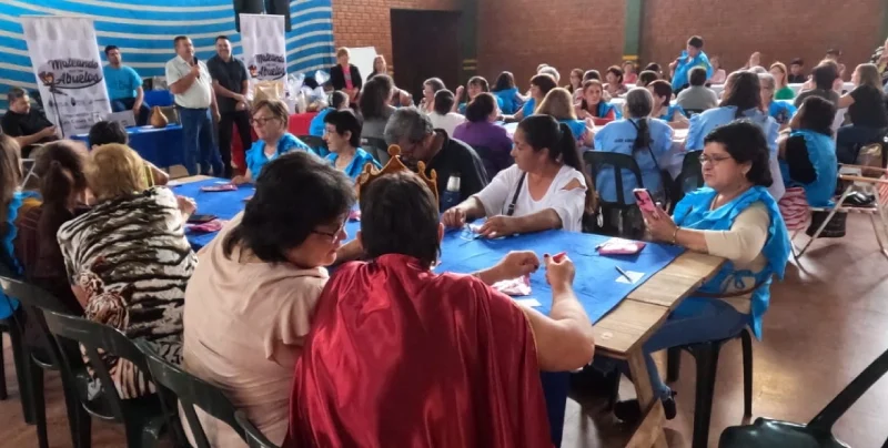 Abuelos de Azara participando del Bingo del Mateando.