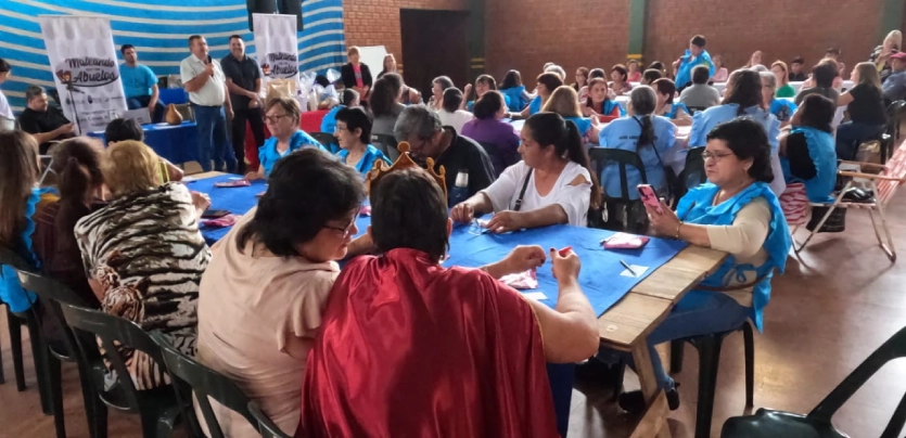 Abuelos de Azara participando del Bingo del Mateando.