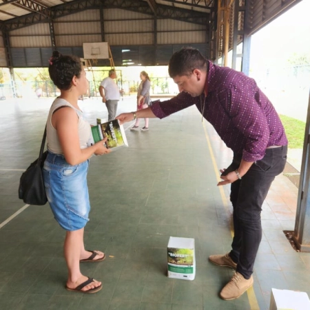 Señora recibe insumos para cultivo durante el operativo.