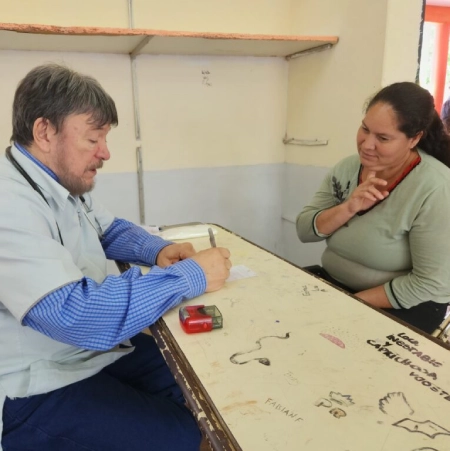 Médico escribe atiende a una vecina durante el operativo.