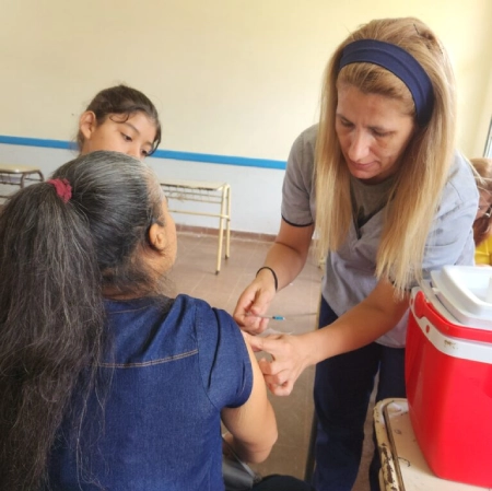 Enfermera aplica vacuna a una vecina de San Ignacio durante el operativo de Estamos con Vos.