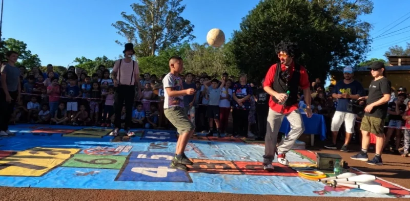 Tata Pó y un niño juegan a la pelota. Gurises Felices - Santa Ana.