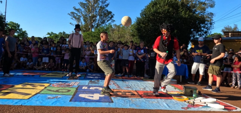 Tata Pó y un niño juegan a la pelota. Gurises Felices - Santa Ana.