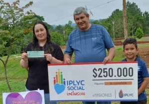 Los papás y el hermano de Milena muestran su cheque de IPLyC Social Inclusivo.