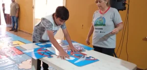 Niño realiza juego en una mesa. TeRRestRis en Apóstoles.