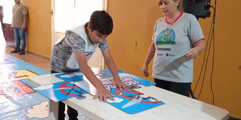 Niño realiza juego en una mesa. TeRRestRis en Apóstoles.