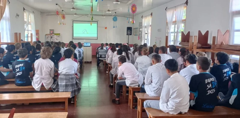 Alumnos de Santa Rita durante la charla con Juego Responsable sobre apuestas, pantallas y emociones.