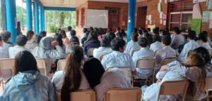 Alumnos del Bachillerato Pedagógico 1 durante la charla con Juego Responsable en Guaraní.