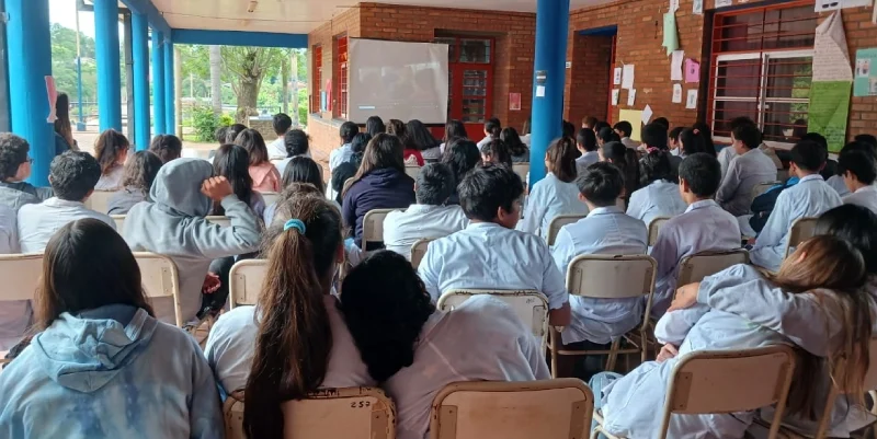 Alumnos del Bachillerato Pedagógico 1 durante la charla con Juego Responsable en Guaraní.
