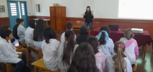 Alumnos durante la charla de prevención de adicciones de Juego Responsable en Panambí.