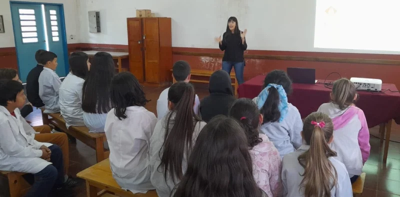 Alumnos durante la charla de prevención de adicciones de Juego Responsable en Panambí.