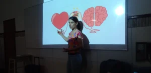 Isabel Zilbeti, de Juego Responsable, durante las actividades en el colegio San Basilio Magno.