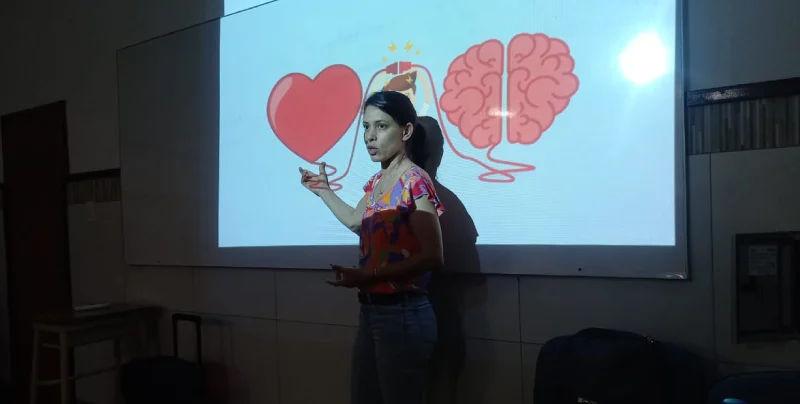 Isabel Zilbeti, de Juego Responsable, durante las actividades en el colegio San Basilio Magno.