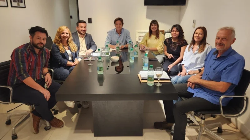 Héctor Decut con los participantes durante la reunión. Definir acciones sobre Maltrato animal y apuestas ilegales en competencias hípicas.