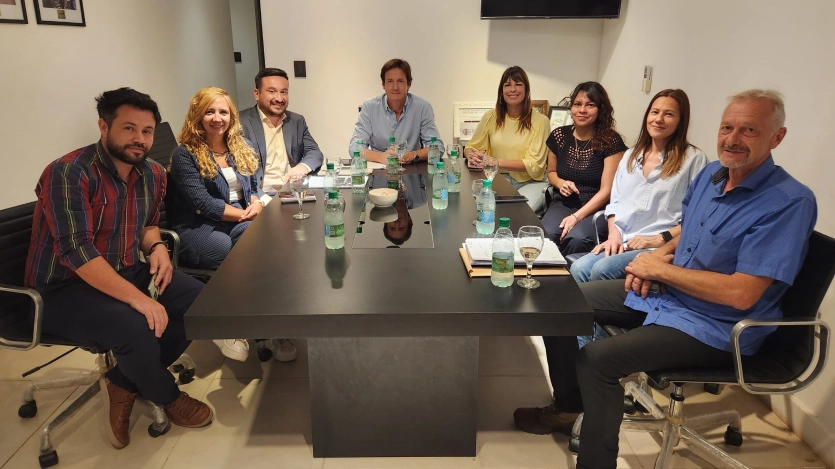 Héctor Decut con los participantes durante la reunión. Definir acciones sobre Maltrato animal y apuestas ilegales en competencias hípicas.