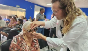 Oftalmóloga prueba graduación con lentes de prueba óptica a una mujer mayor. Mirar Mejor - Campo Ramón.
