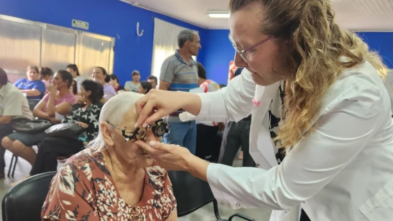 Oftalmóloga prueba graduación con lentes de prueba óptica a una mujer mayor. Mirar Mejor - Campo Ramón.
