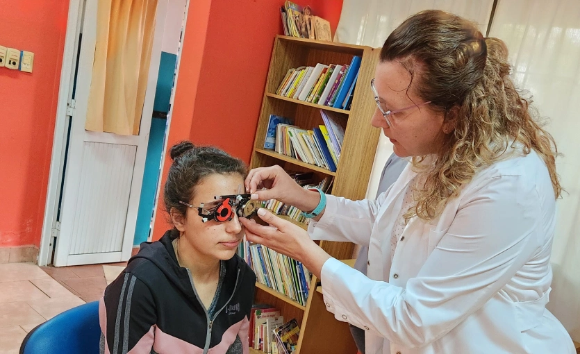 Oftalmóloga prueba graduación con lentes de prueba óptica en una joven. Mirar Mejor - Capioví.