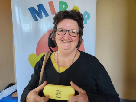Marisa muestra feliz sus nuevos lentes.