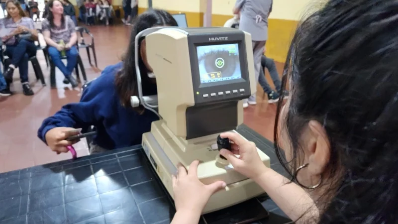 Una joven recibe control de la vista con autorefractómetro. Mirar Mejor - Santa Ana.